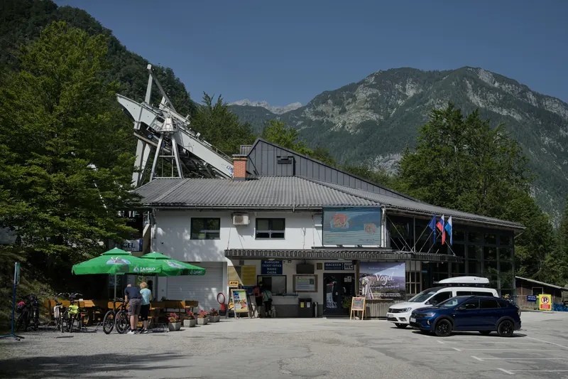 Vogel lower cable-car station in Ukanc with mountains behind it